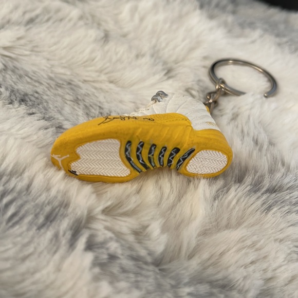 Air Jordan XII Retro “The Glove” Keychain - Picture 6 of 9